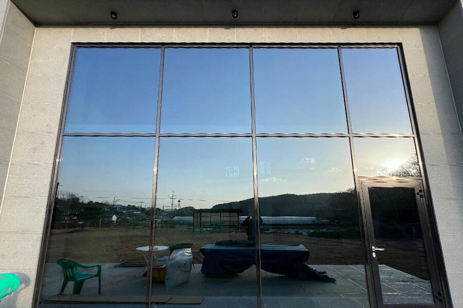 안양 전원주택 통유리 외벽 저녁 채광 유리문썬팅 시공 사진