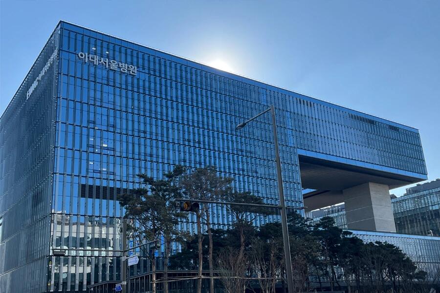 종합병원 앞 대형 약국 인근 건물 외관 사진