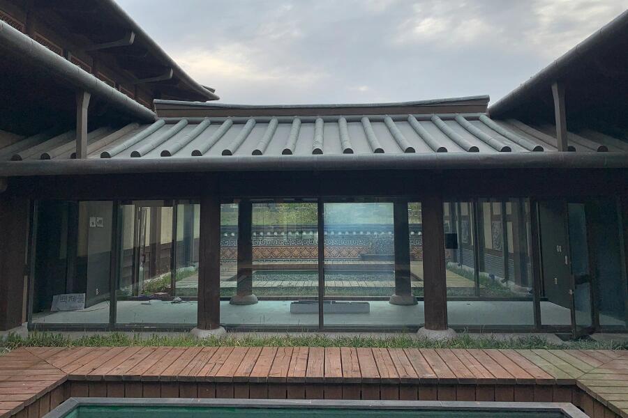 전통 건물 통유리 회랑 프로스트 필름 시공 완료 사진