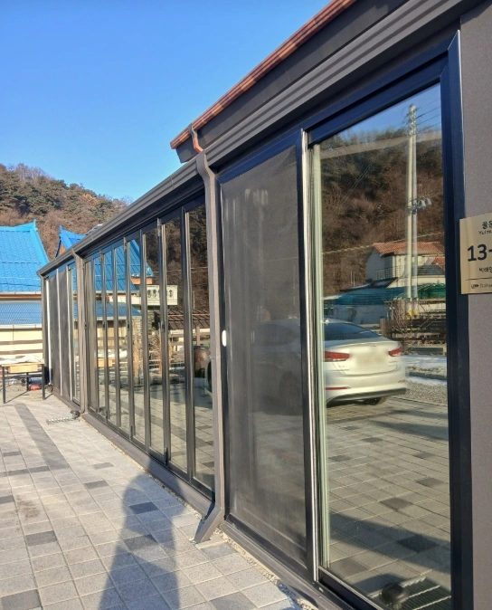 안양 전원주택 폴딩도어 패널과 도로변 전경 사진
