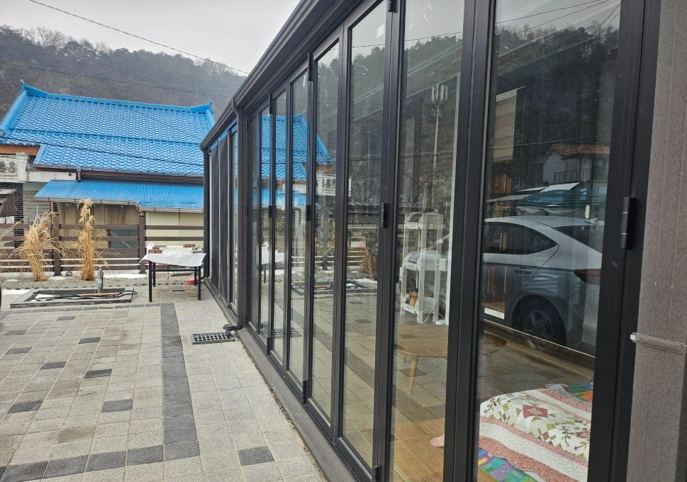 안양 전원주택 폴딩도어와 이웃한 주택가 전경 사진