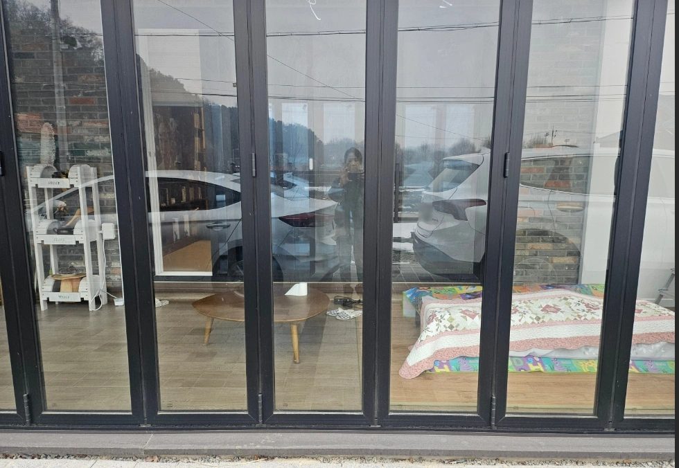 안양 전원주택 폴딩도어 실내에서 바라본 시공 완료 사진