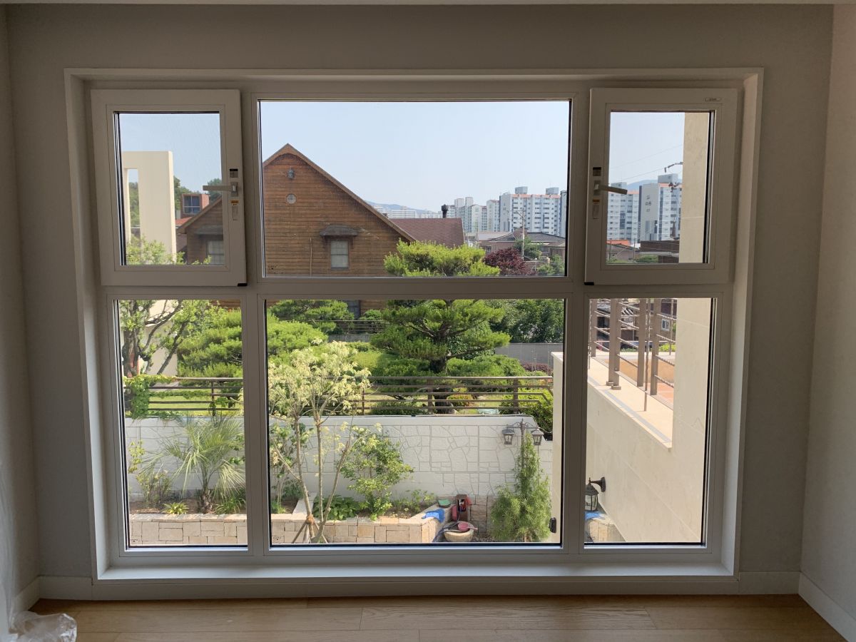원주 전원주택 창밖 이웃집과 소나무 조망 시공 사진