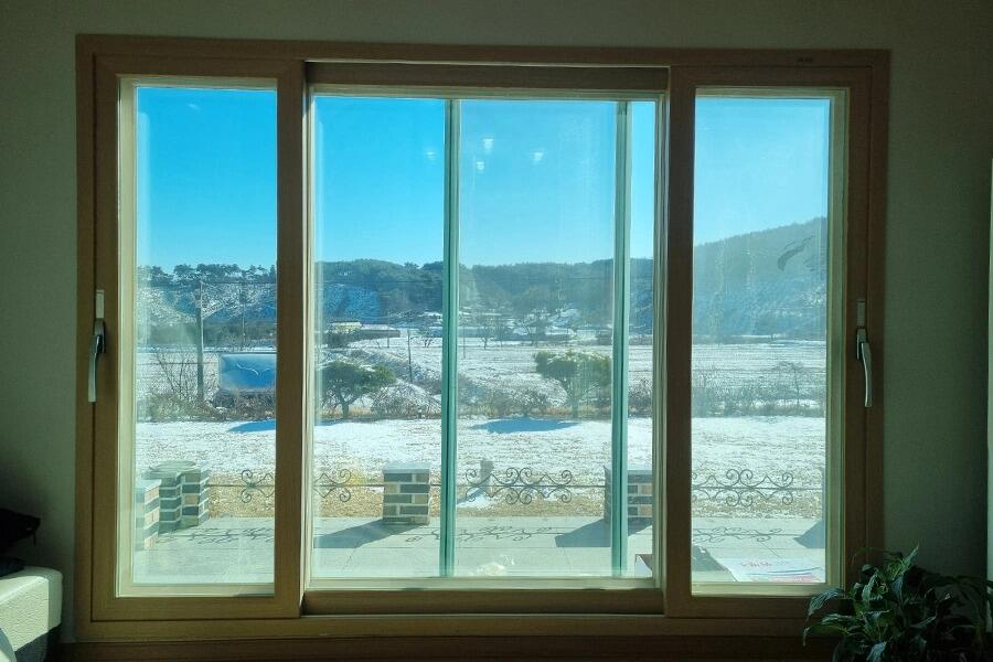 전원주택 거실 통유리 유리문썬팅 시공 사진