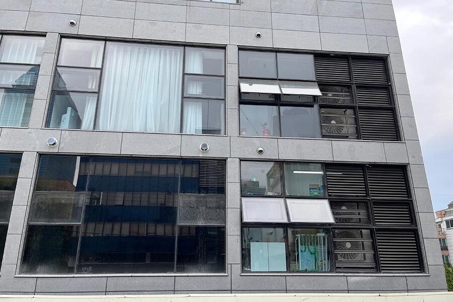 강남 오피스 빌딩 외관 유리창 유리문썬팅 시공 전 사진