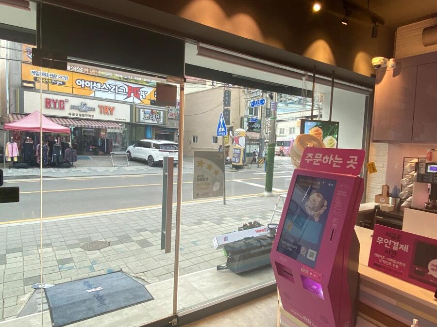 매장 내부 주문 키오스크 통유리 유리문썬팅 시공 완료 사진