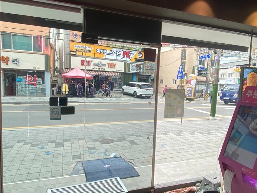 상가 거리 유동인구 통유리 매장 외부 전경 유리문썬팅 사진