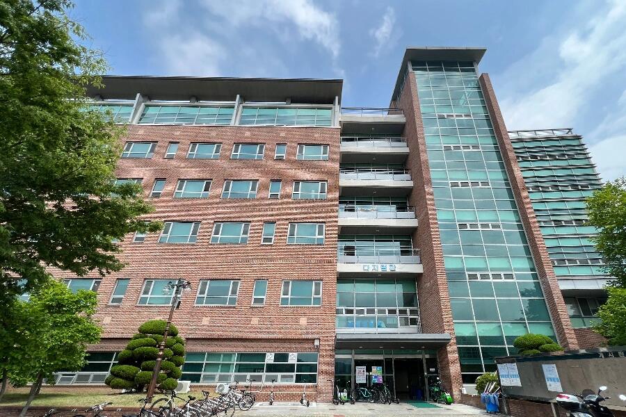 대학교 캠퍼스 건물 외관 통유리 유리문썬팅 시공사례 사진