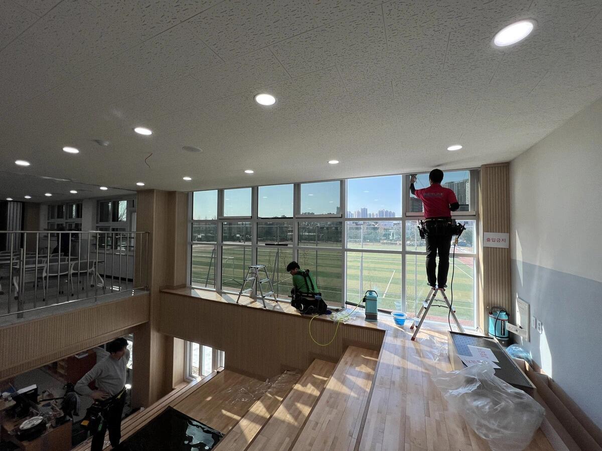 학교 체육관 고소 통유리 유리문썬팅 시공 작업 사진