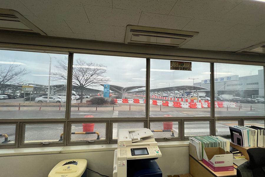 인천공항 인근 외항운송사 사무실 창가 시공 전 사진