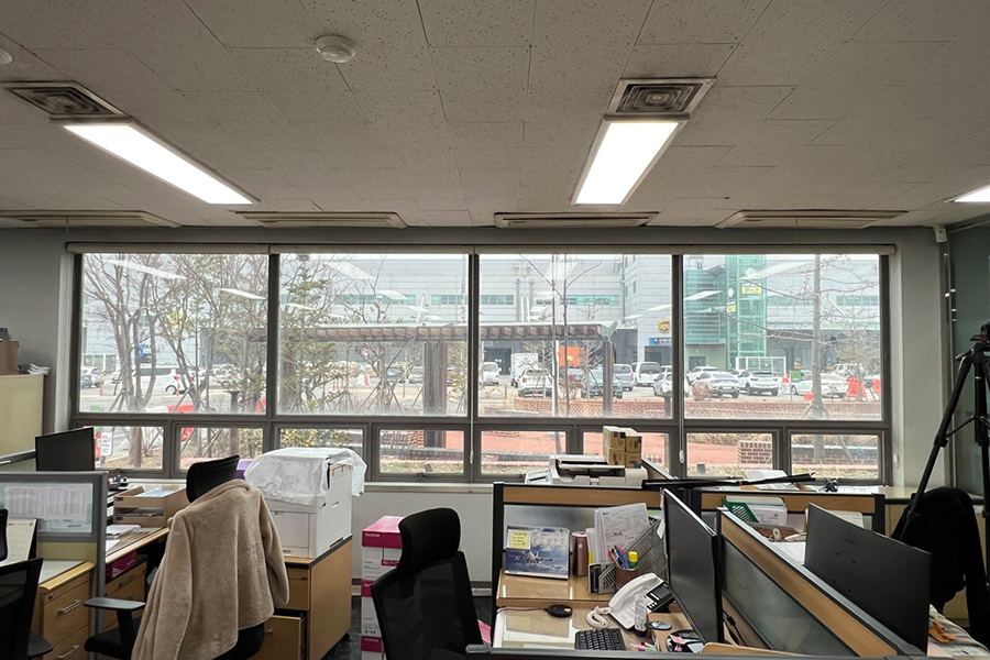 외항운송사 사무실 시공 후 창가 업무 공간 사진