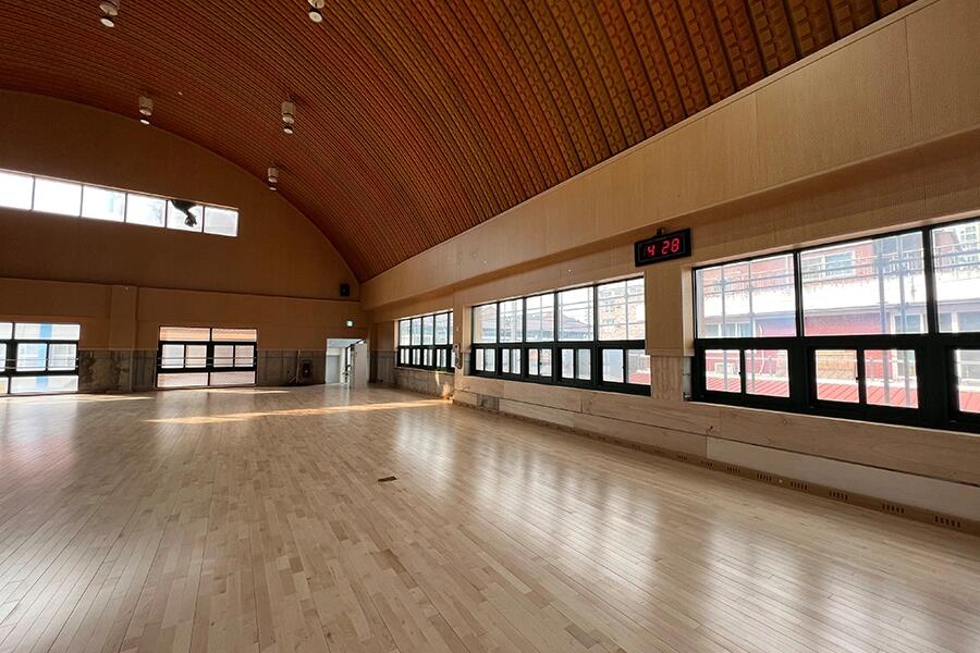 학교 강당 넓은 통유리 전경 유리문썬팅 시공사례 사진