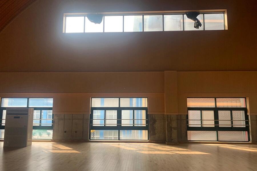 강당 고측창 유리문썬팅 시공 준비 작업 사진