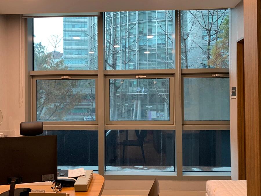내과 원장실 창가 자리 유리문썬팅 시공 완료 사진