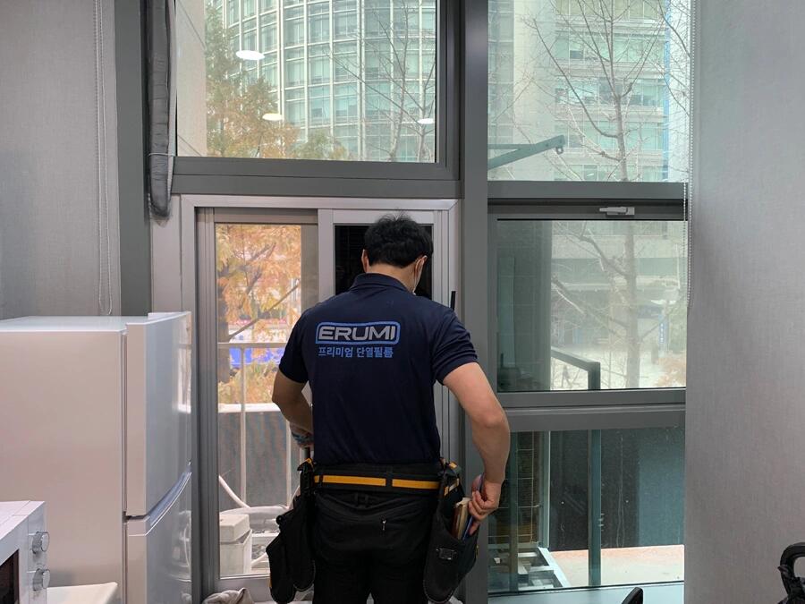 사무실 발코니 창틀 유리문썬팅 시공 작업자 사진