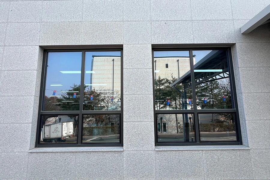 건물 외벽 통유리 미러형 반사 필름 시공 완료 근접 사진