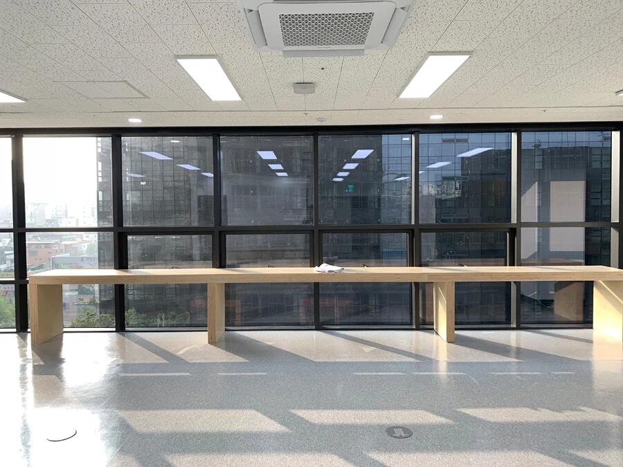 성수 오피스 공용 테이블 채광 조절 유리문썬팅 시공 사진