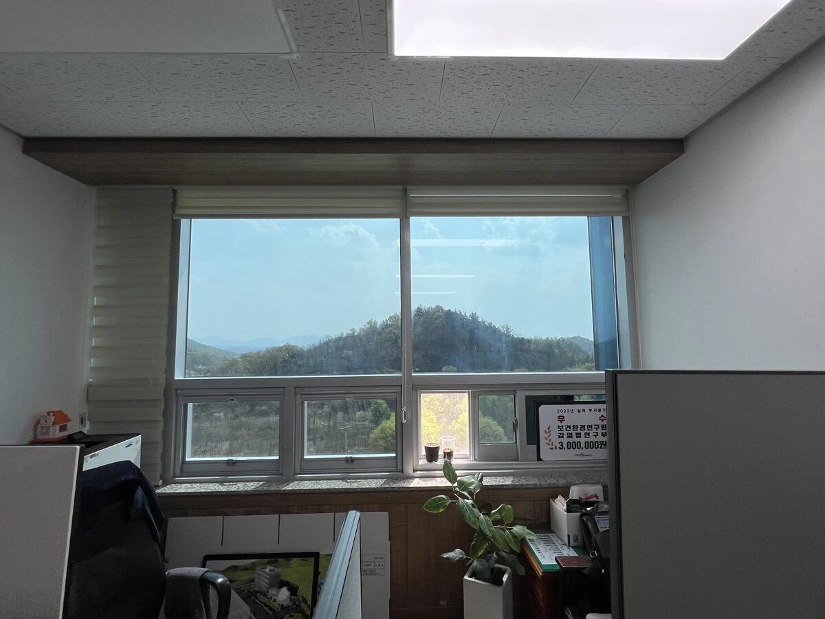 사무실 창가 산 전망 통유리 열차단 필름 시공 완료 사진